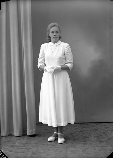 Enligt fotografens journal nr 8 1951-1957: "Oskarsson, Inga-Karin St. Askerön".