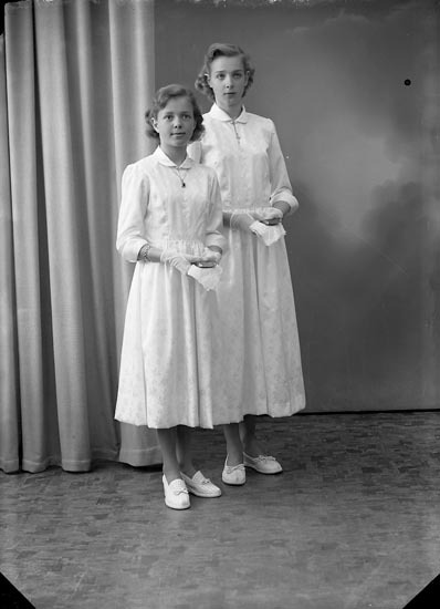 Enligt fotografens journal nr 8 1951-1957: "Johansson, Anita och Gun-Britt Stenungsund".
