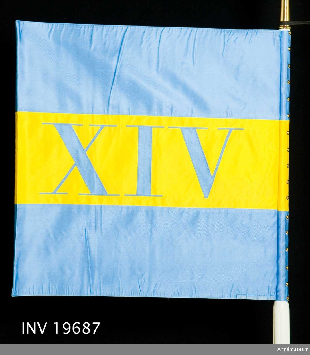 Standaret är maskinsytt och dubbelsidigt. Det har tre stycken 220 mm breda våder i blått, gult, blått. I mitten av det gula fältet finns de romerska siffrorna XIV. 

Samhörande nr AM 19687, AM 19688, standar, spets.
