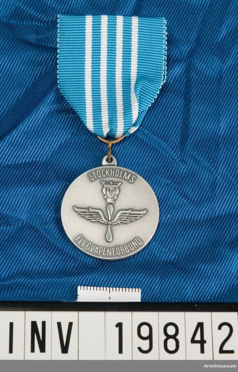 Medaljen är rund visande en bevingad tvåbladig propeller under ett med öppen krona krönt S:t Erikshuvud. På frånsidan en lagerkrans. Inskription: Stockholms flygvapenförbund. Blått band med fyra vita streck i mitten. Medaljen förvaras i plastpåse. 