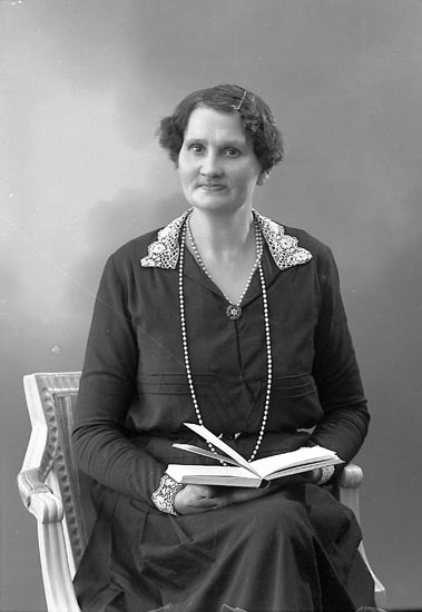 Enligt fotografens journal nr 6 1930-1943: "Svensson, Fru Maria Myren, Spekeröd".