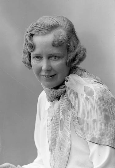Enligt fotografens journal nr 6 1930-1943: "Adlerstråhle, Fru Stockholm".