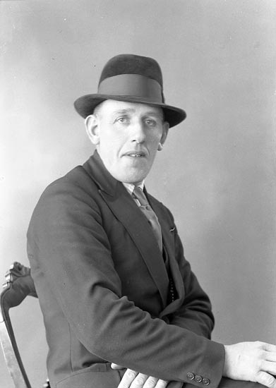 Enligt fotografens journal nr 6 1930-1943: "Olsson, Herr Sven, Bråland Hjälteby".