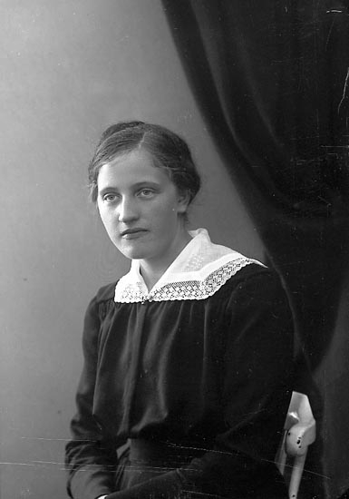 Enligt fotografens journal nr 4 1919-1922: "Hilmersson, Margareta Santoriet, Svenshögen".