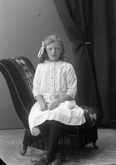 Enligt fotografens journal nr 4 1918-1922: "Rutgersson, Ragnhild St. Askerön Här".