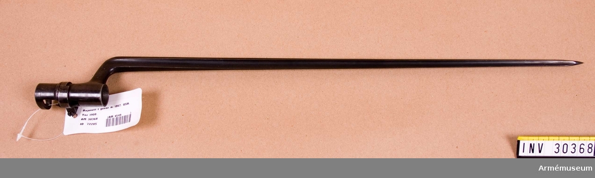 Bajonetten är brungjord och av samma typ som den, vilken hör till 1867 års gevär m/1867. 
I motsats till de i Sverige är på de i Amerika gjorda bajonetterna såväl den fyrkantiga stukatklingan som bajonettarmen av fjäderhärdat stål; hylsan med dess ringar av järn. 
På bajonettarmens H sida finns bokstäverna TN och RN, men på den V är numret 1903 instansat. Enl J Alm 1941.