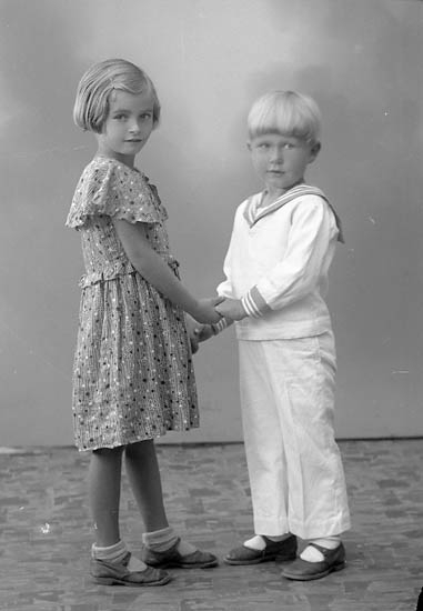 Enligt fotografens journal nr 6 1930-1943: "Doversten, Elsie och Karl Erik Här".