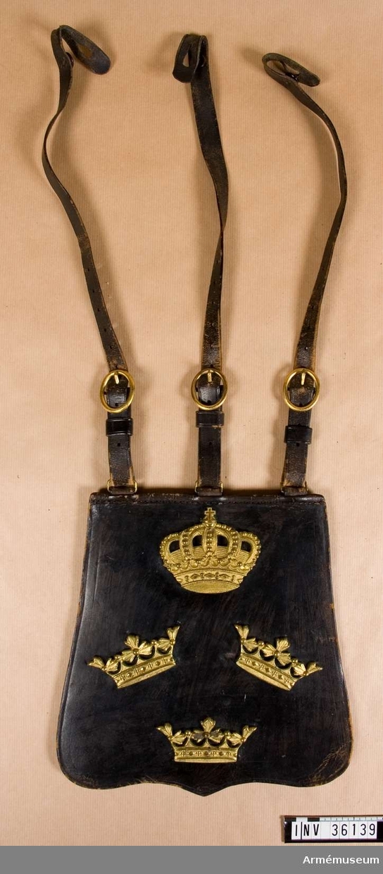 Grupp C I.
Sabeltaska av svart läder med tre kronor under en kunglig krona.