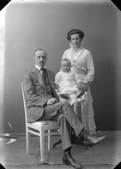 Enligt fotografens journal nr 3 1916-1917: "Eriksson, Herr m. fam Här".