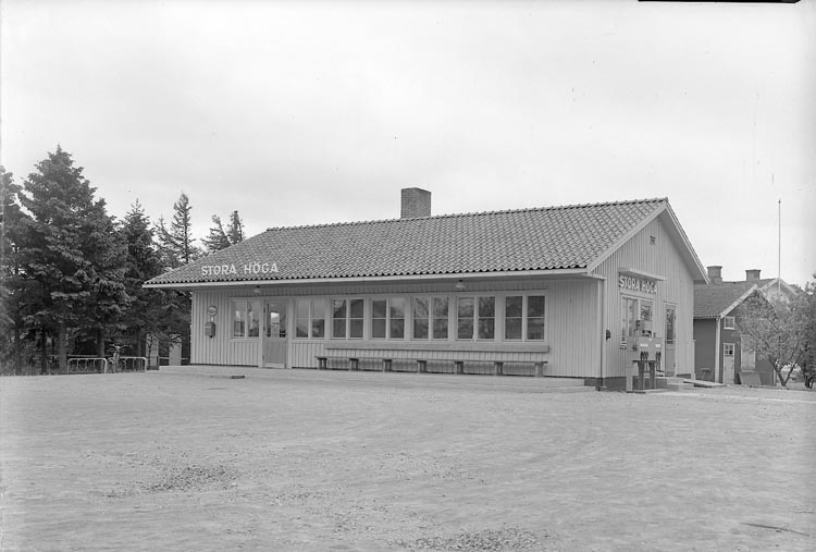 Enligt fotografens journal nr 6 1930-1943: "Järnvägsstationen Stora Höga".