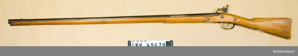 Grupp E XIV.
Loppets relativa längd är 56,3 kal.Afrikanskt gevär med flintlås. Bakplåten fattas. Barker. På pipan och kolven "233". 