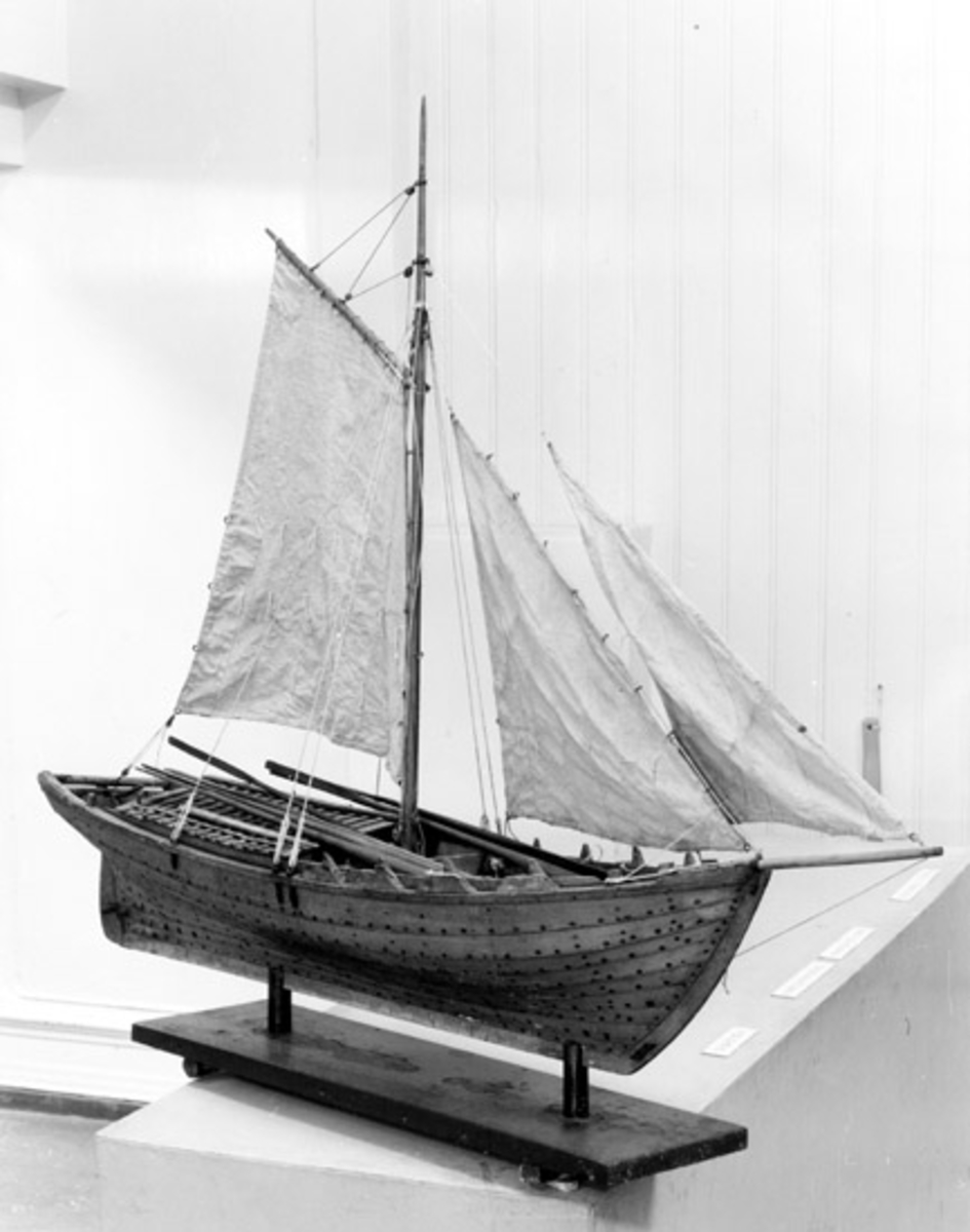 Skrivet på baksidan: Nordlandsmuseet, Bodö Hardangermot-båt, samtidig modell ?
Fotograferat av: A.E. Christensen . Tromsö museum . Norge