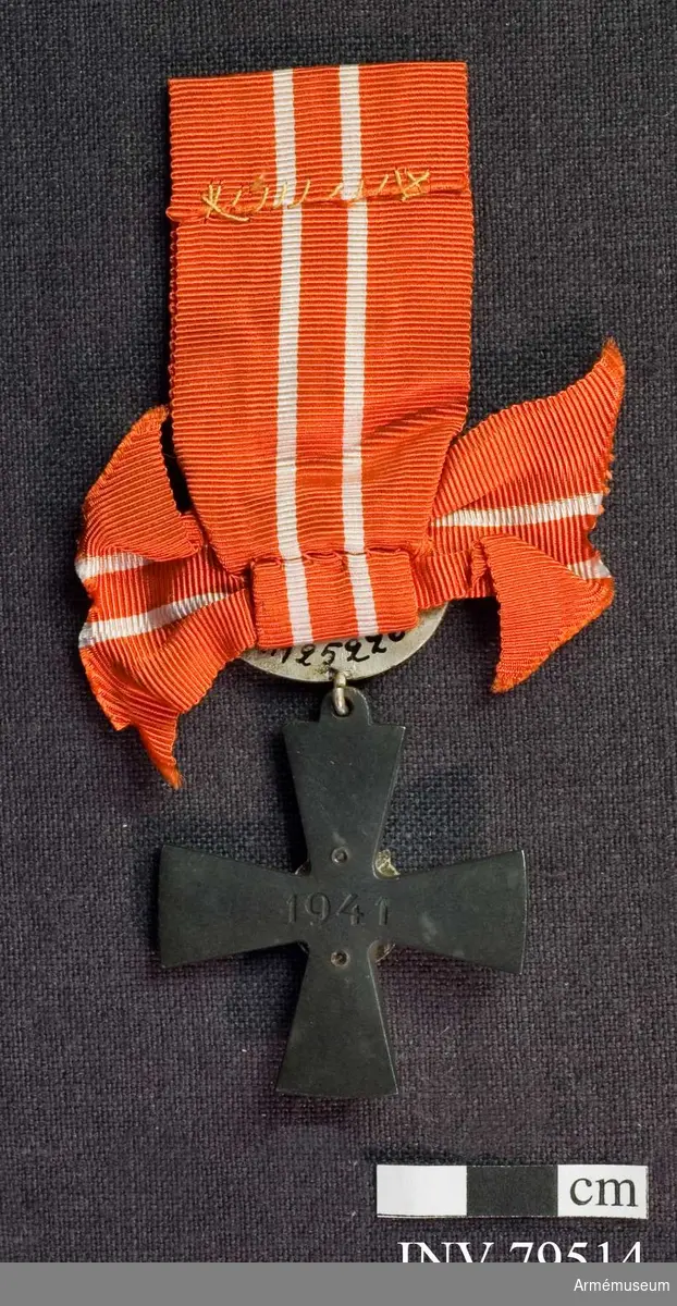 Ordenskors med årtalet 1941, Lagerkrans med Karelens vapen, eklöv, Bandrosett, röd med vita ränder. 
För riddare, militär, IV.klass, med eklöv av finska frihetskorset.