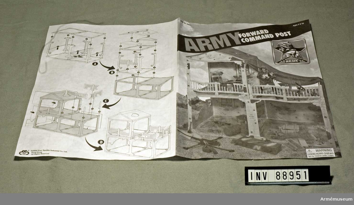 Instruktionsbok för konstruktion av dockskåpet samt beskrivning i bilder av användningsområden för dockorna och medföljande tillbehör.

Titel: "Army Forward Command Post".