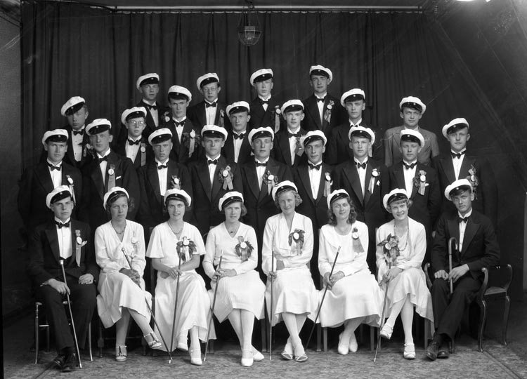 Uppgift enligt fotografen: "Studentgrupp 1932."