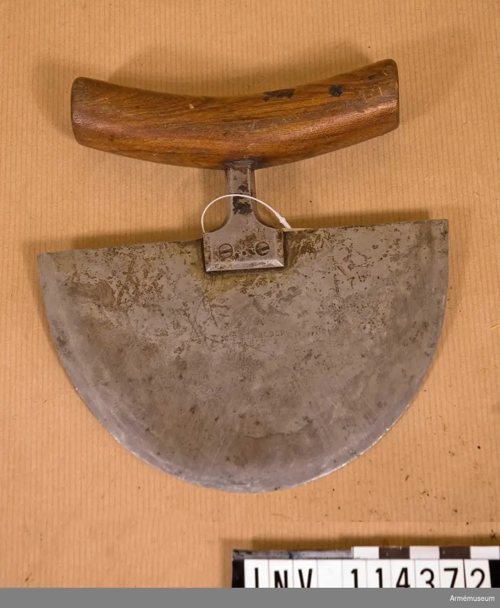Halvmåneformad läderkniv. Märkt KBK 2 Krona 1903.