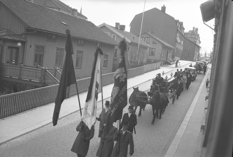 Text till bilden: "Axel Johanssons begravning. 1952.04.19"










i