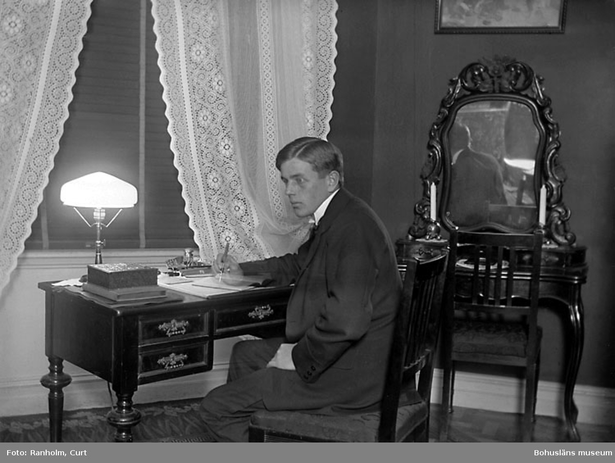 Enligt senare noteringar: " Ego vid skrivbordet i mitt rum, Göteborg. Okt.1916."