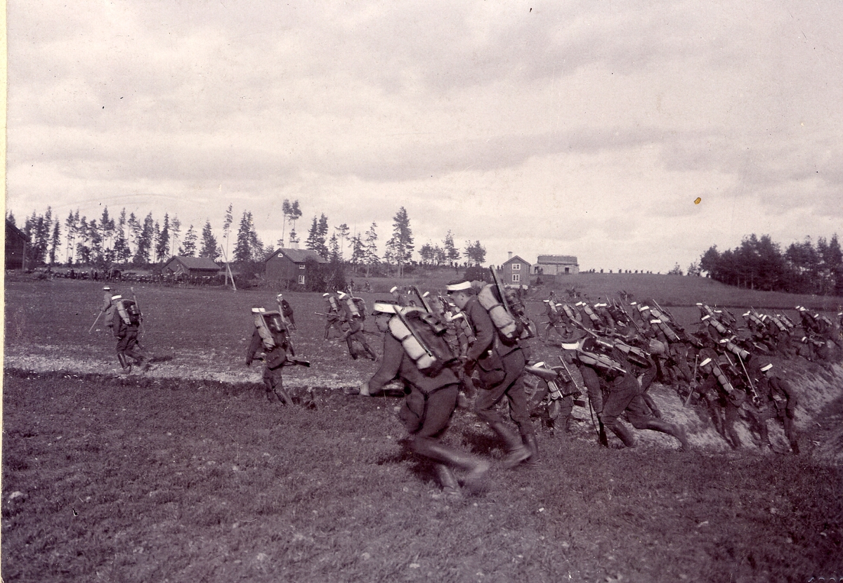 Göta livgarde I 2 stormar över fält med full utrustning under övningsmarsch 1902.
