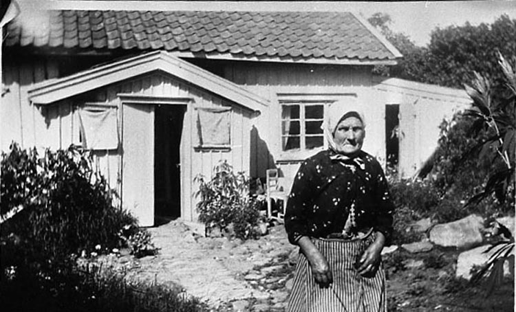 Örne-Julia framför sitt hus sommaren 1931