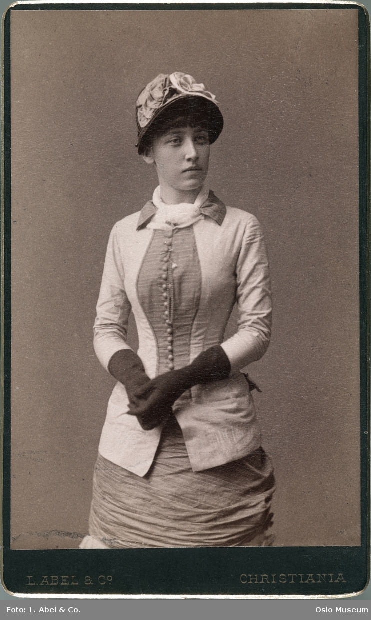 portrett, kvinne, stående halvfigur, hatt
