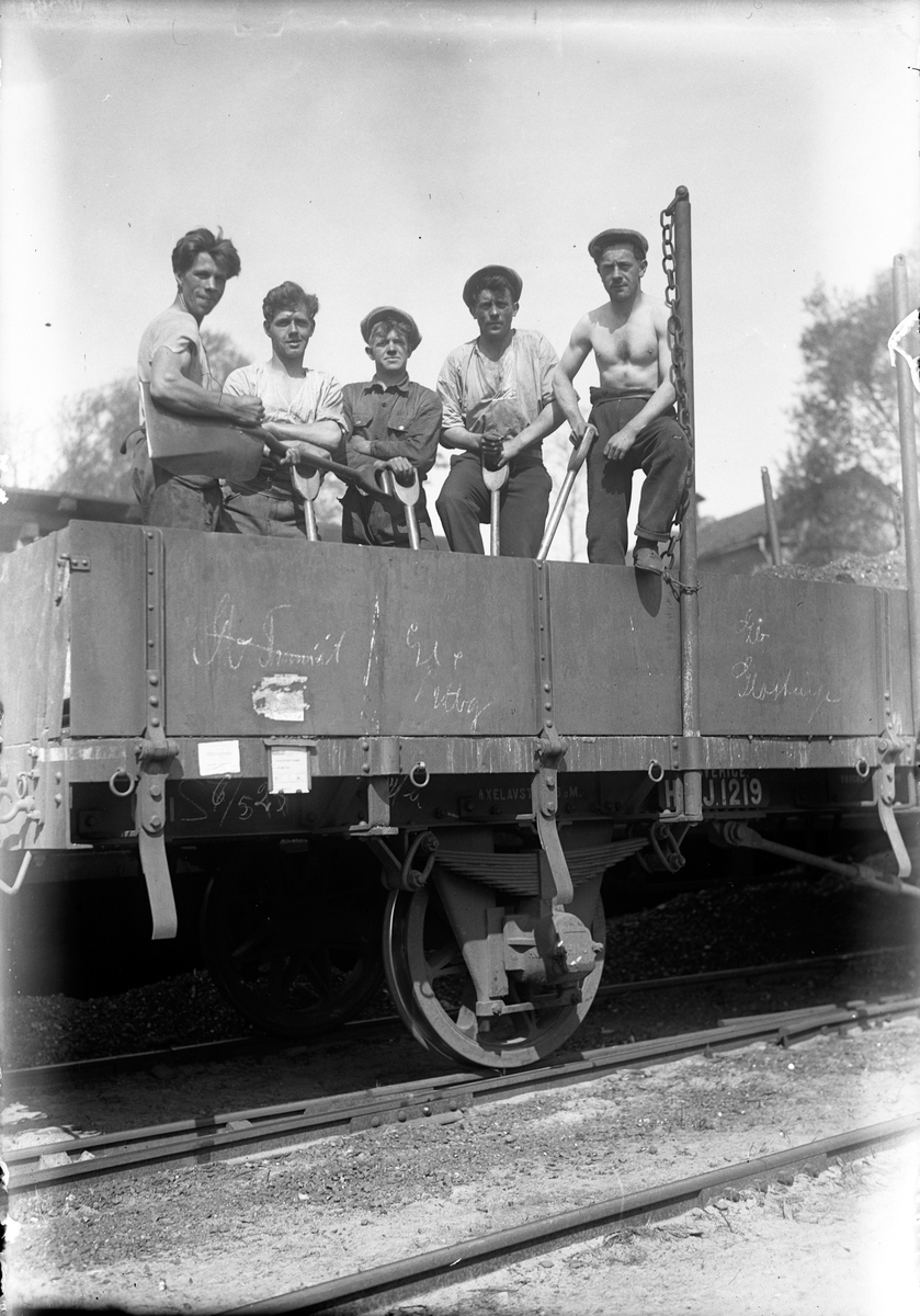 En grupp arbetare, stående i en järnvägsvagn, i Jönköping. Längst till vänster Bernhard Johansson, född 1901.