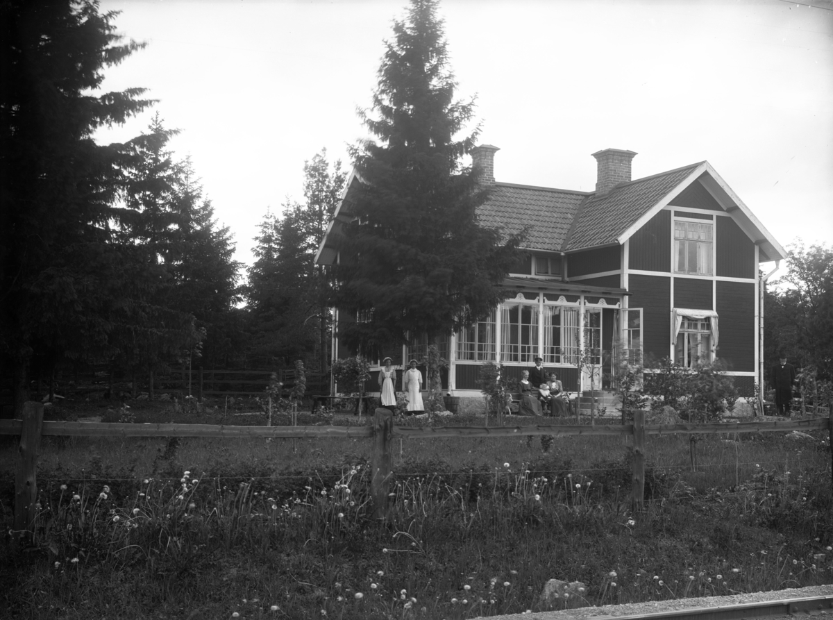 Bergman/Enwalls villa, Stora Vägen 19, Fjärdhundra, Simtuna socken, Uppland, vy från öster, troligen omkring 1910.