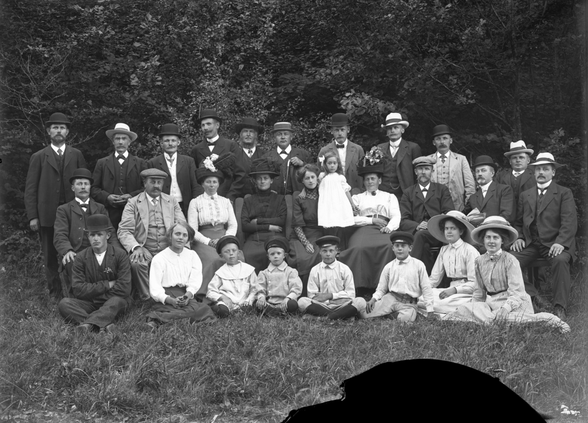 Grupp, bl.a. fam. Lagerqvist, Nederbyholm (Koholmen), Enköpings-Näs socken, Uppland, 14 juli 1912