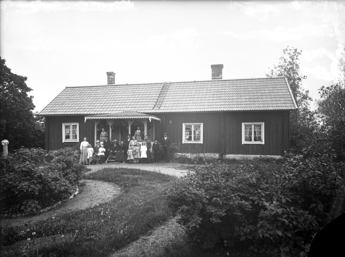 Gamla komministergården, Lilla Härnevi 5:2, Härnevi socken, Uppland. Troligen arrendator Karl August Pettersson med fru Johanna Augusta och släkt.
