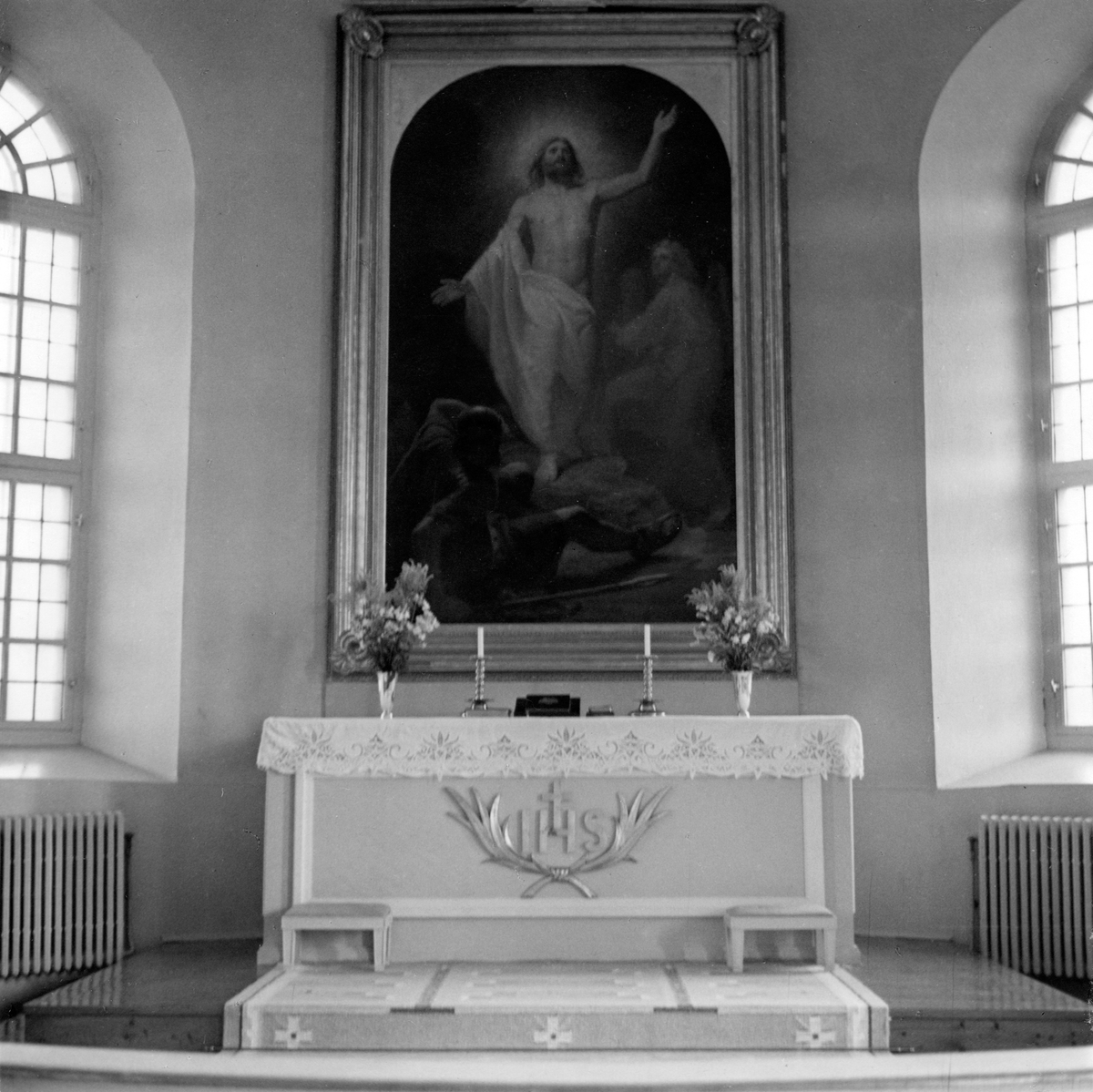 Interiör från Rogberga kyrka. Den invigdes 1868-09-06 av biskop H.G.Hultman. Altartavlan är målad av professor M.E.Winge, skänkt 1869 av änkefru Augusta Ribbing.