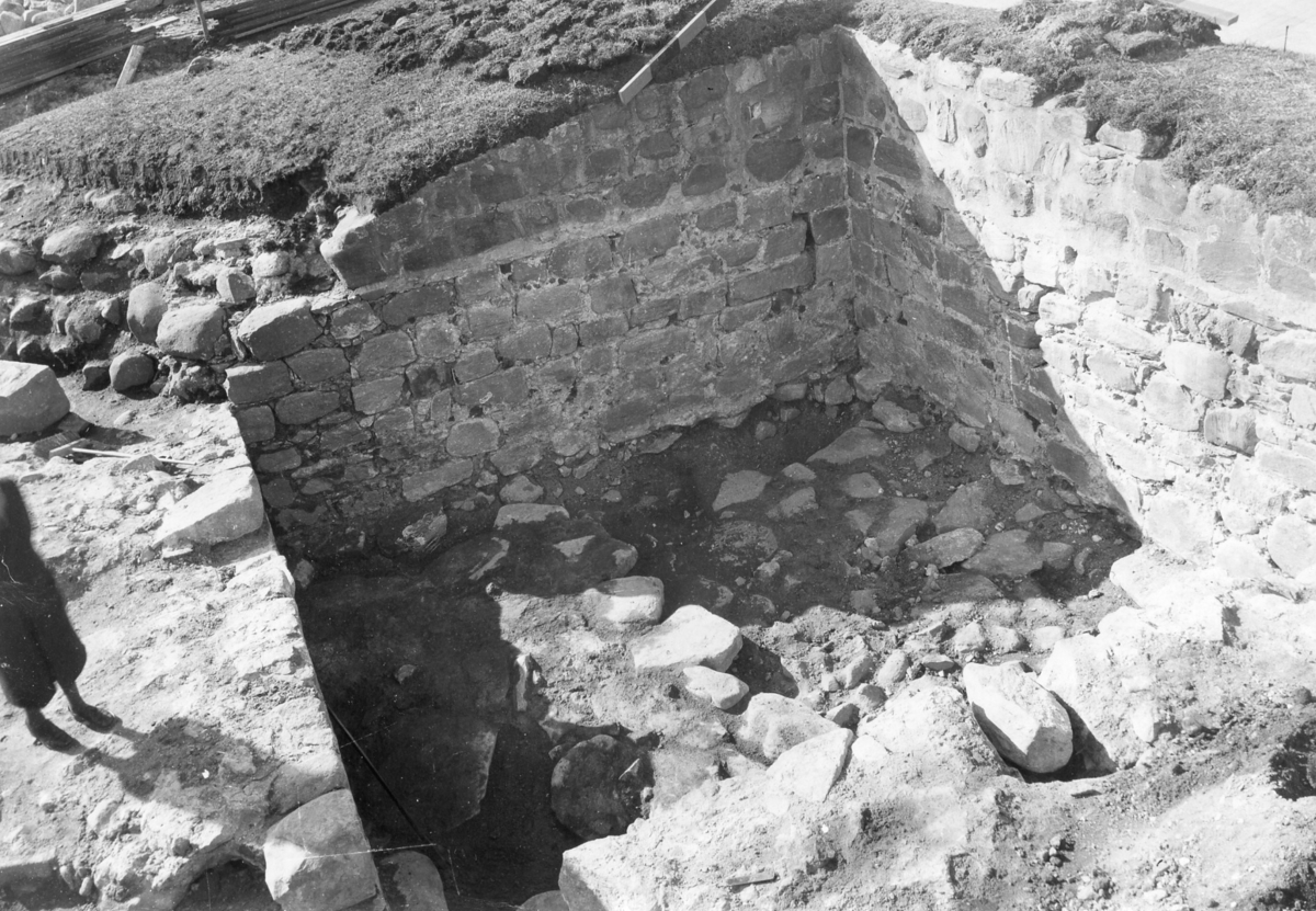 Utgrävning 1938 av Falkenshusruinen.
T 3670:1 västra sidan rummet, från östra murkrönet.
T 3670:2 västra och norra innersidorna samt golvet.