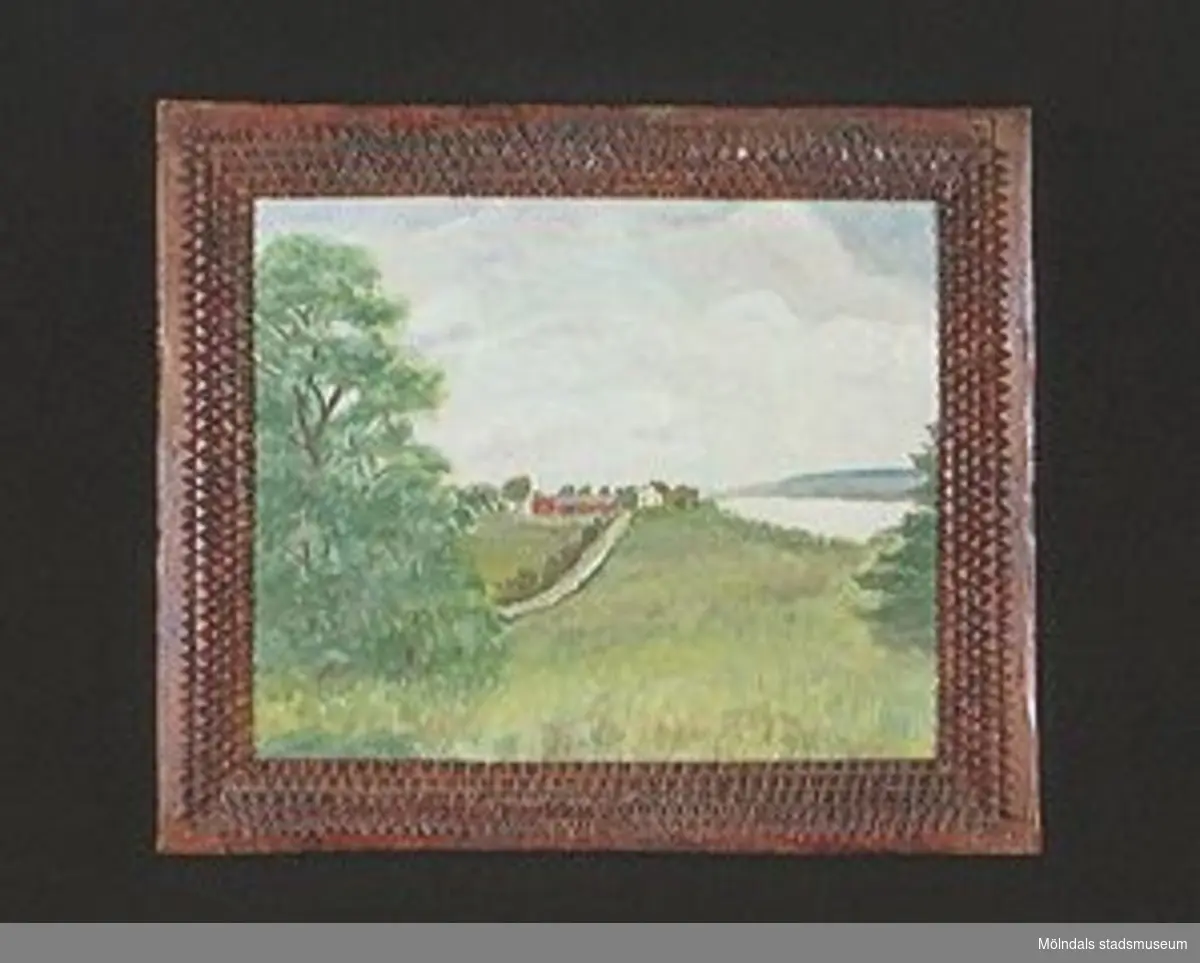 Målning av landskap på masonit. Brunbetsad träram skuren i tandsnitt i flera bårder. Ramen 1800-tal.