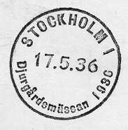 Datumstämpel i kautschuk, s k minnespoststämpel. Rund,
medheldragen ram, groteskstil. Texten "STOCKHOLM 1"
samt"Djurgårdsmässan 1936" står längs ramen. Datumet i mitten
avstämpeln, på en rad. Årtalet angivet med 2 siffror. Stämpeln
användesunder mässan på Djurgården 16 - 17 maj 1936 av Stockholm 1.
Liknandestämplar användes även under mässorna där åren 1935 ,
1937.Arrangerades av Stockholms skådespelare.