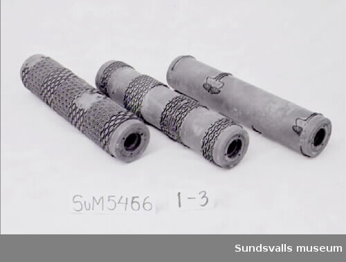 SuM 5466:1-3 tre stycken valsar för tapettryck. Tillverkade av trä med utskuret mönster, samt metallpiggar placerade i olika mönster.