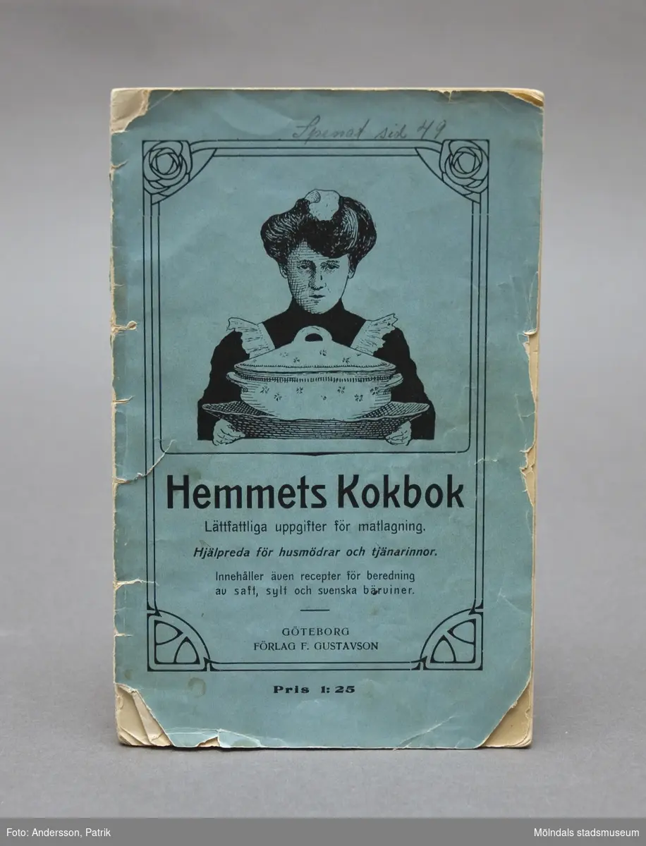 Hemmets kokbok, utgiven av Förlag F. Gustavson, 1915. Lättfattliga uppgifter för matlagning, samt hjälpreda för husmödrar och tjänarinnor. 