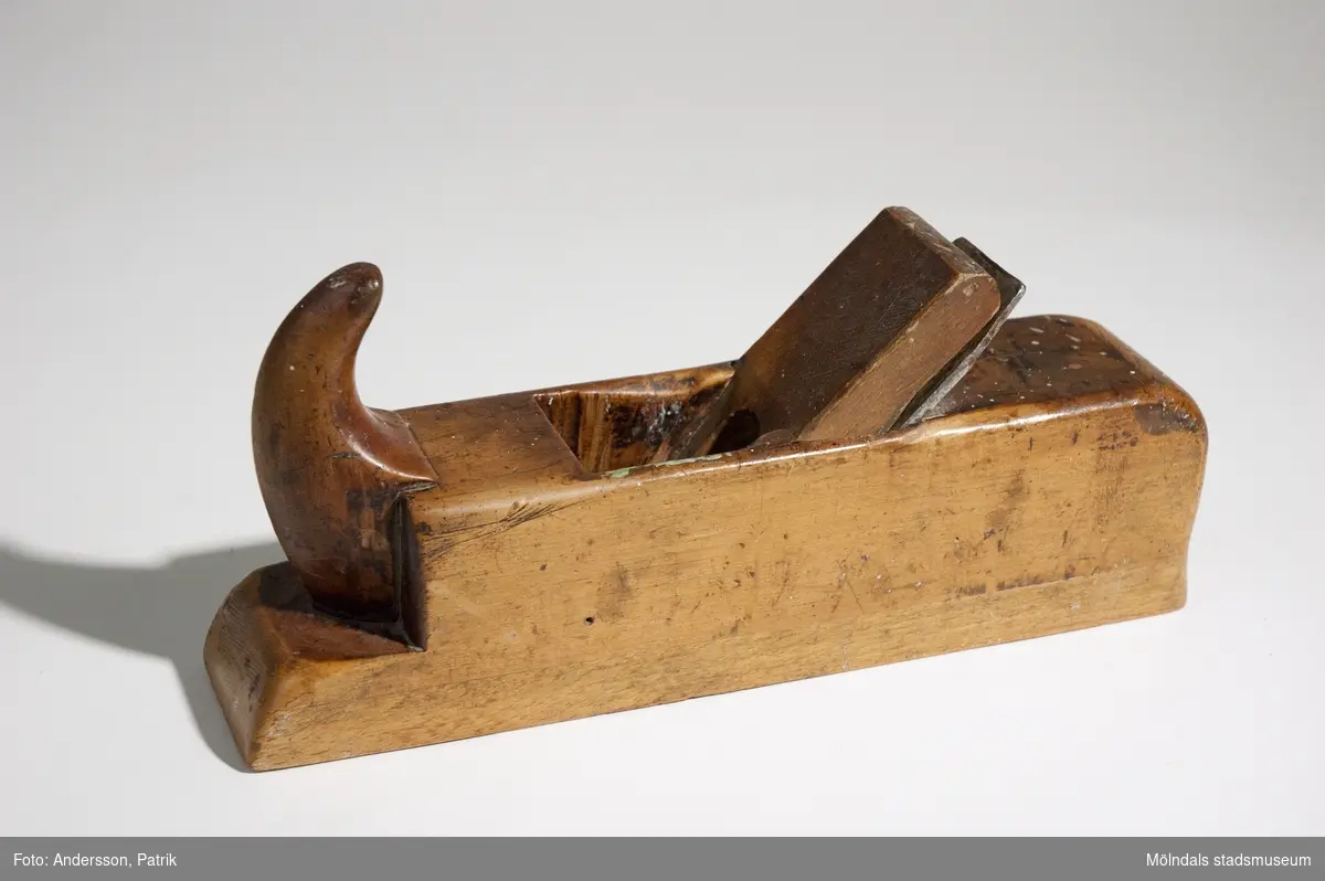 Putshyveln har kort sula och används för finjustering av ett föremåls yta.Ingår i samling av snickarverktyg som tillhört Erik Albert Eriksson (1886-1974), Holmen, Lindome.