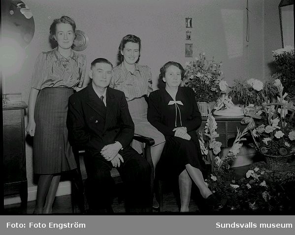 Porträtt, Familjen Berglund i rumsmiljö. Bemärkelsedag.