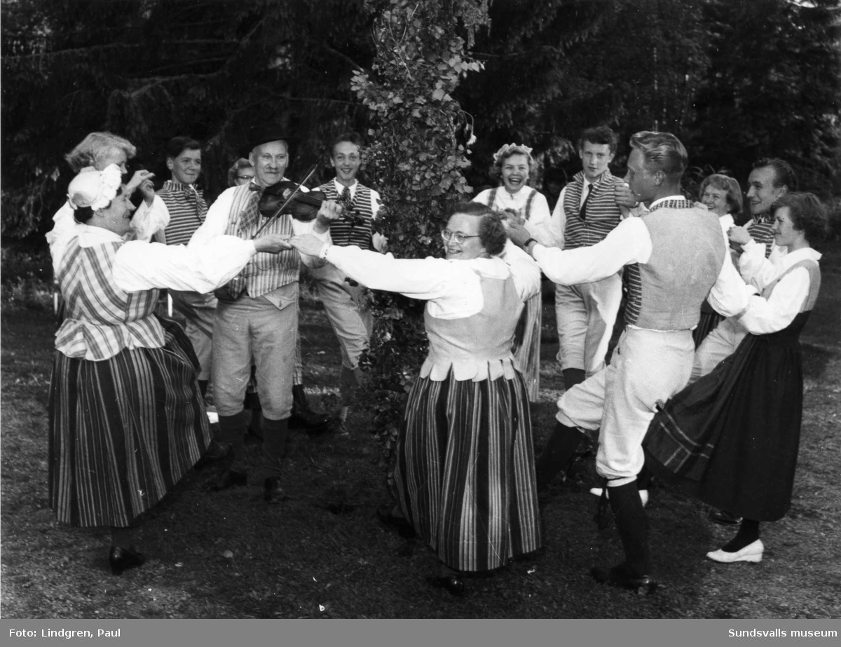 Midsommarfest på Granli. På bilden med fokdansarna (bild 3) syns lekledaren Carola Persson längst till vänster.