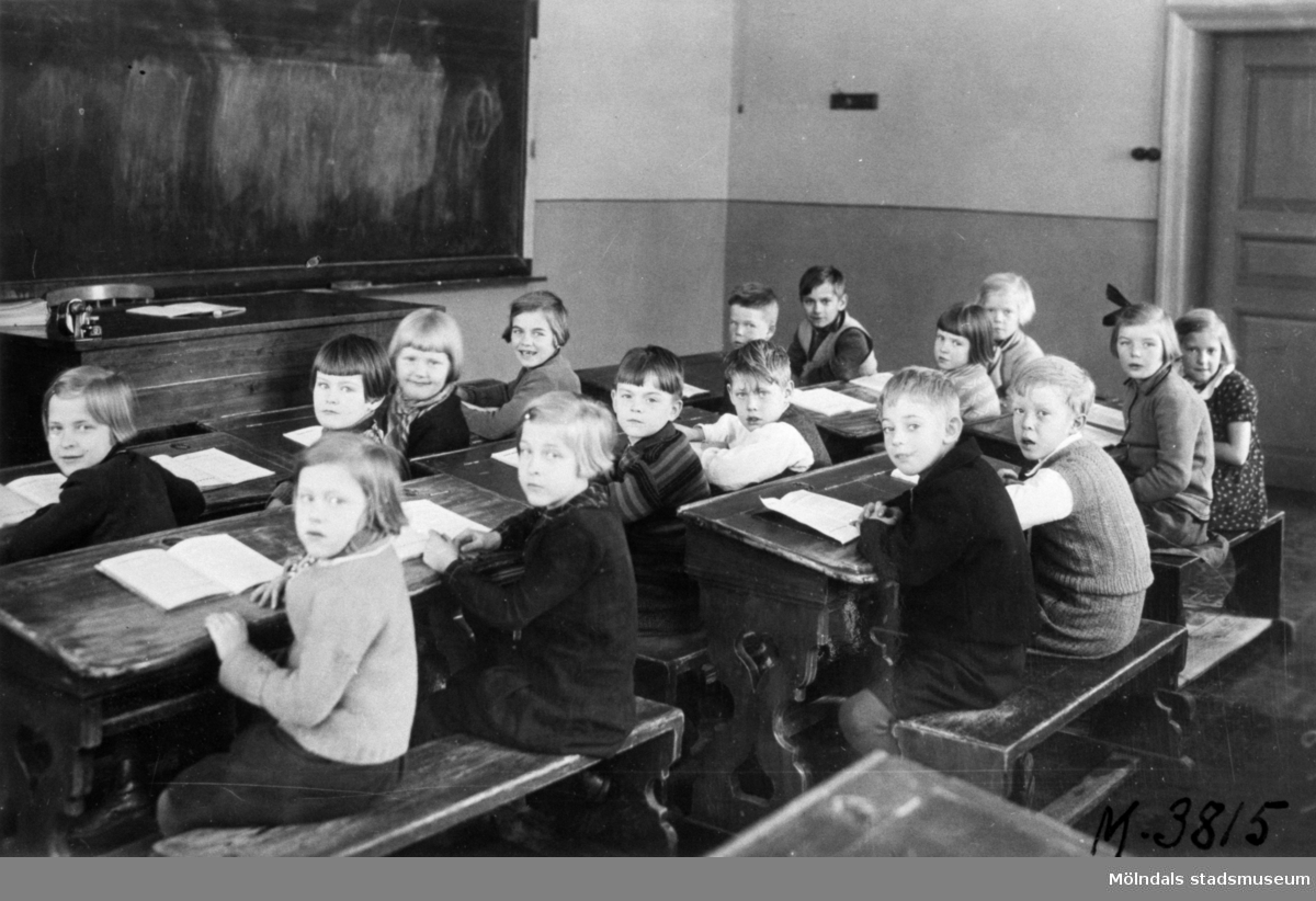 Flickor och pojkar sittande i skolbänkar i klassrummet i Grevedämmets skola. Lärare Signe Dahlqvists elever.