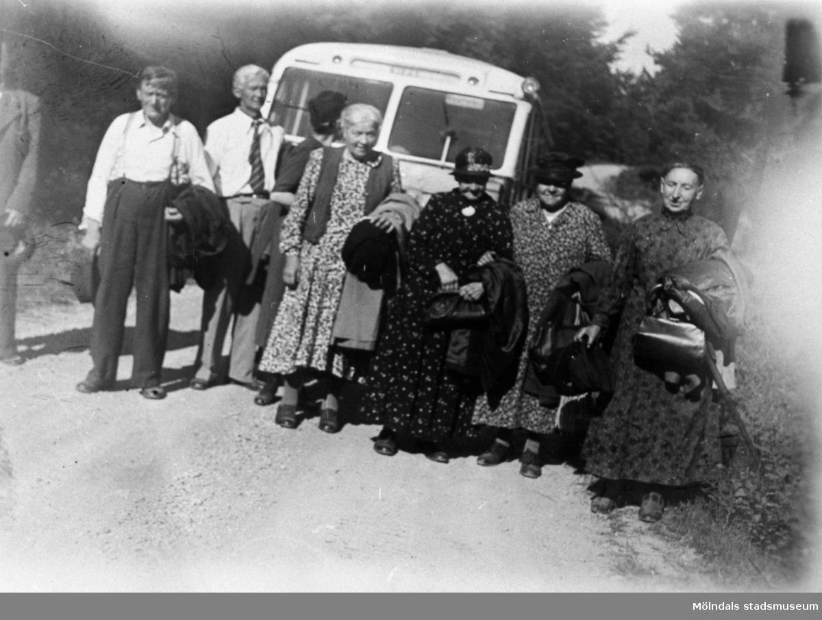 Bussresa för Papyrus pensionärer år 1947. På bilden står fyra kvinnor och fyra män framför bussen.