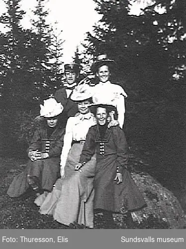 "Söderbaumarna", 1900. Familjen Söderbaum: fru Söderbaum med tre döttrar och en son.