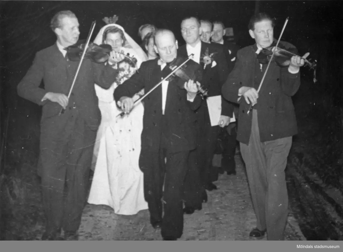 Bröderna Svensson spelar på bröllop i Halland 1955. Bruden Ejvor Axelsson och brudgummmen Arne Axelsson.