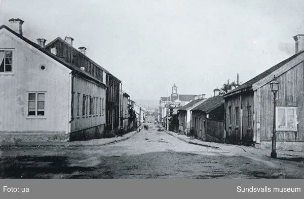 Kyrkogatan österut från kyrktornet. Mitt i bilden stadshuset. Bildtext i allbum "Kyrkogatan omkring 1870".