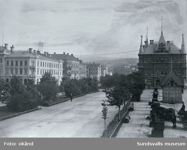 Västra Esplandgatan, droskstationen på Stora torget samt Centralhotellet i kv Rätten i bakgrunden