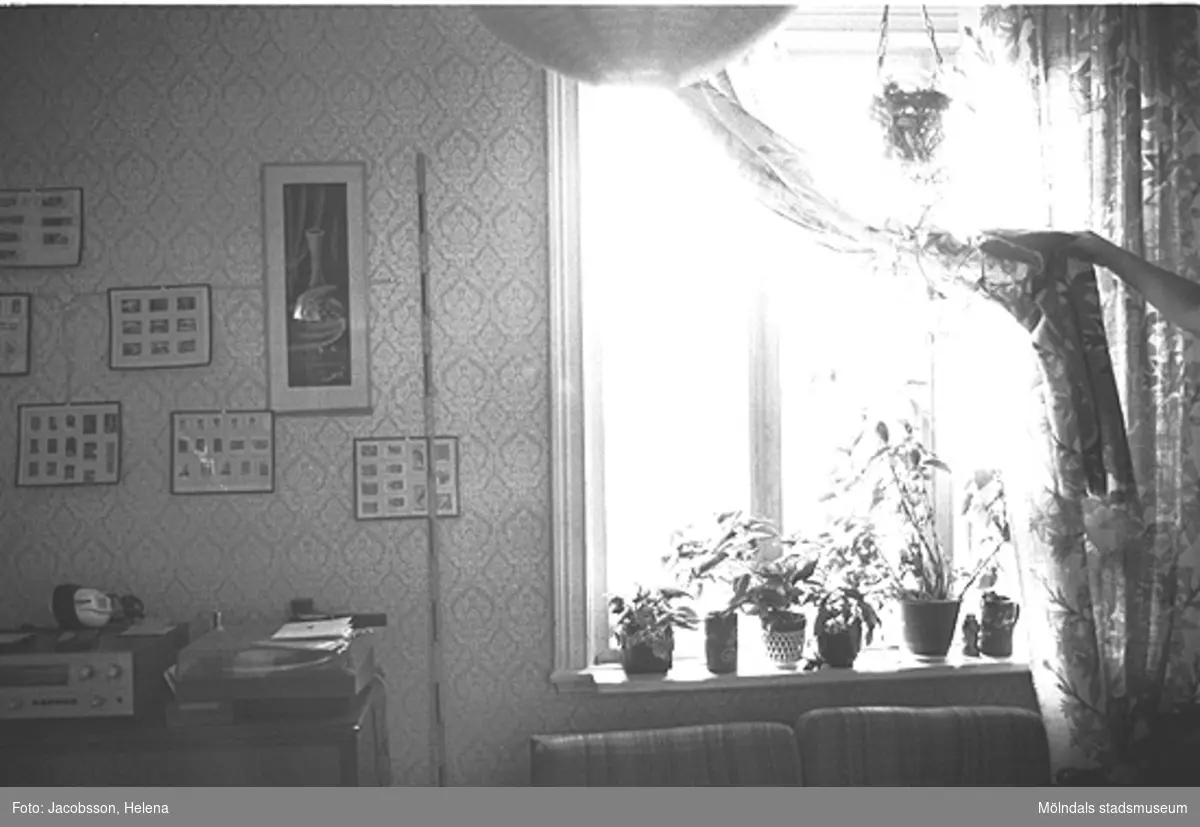 Möblerad interiörbild i bostadshus på Roten M 28 i Mölndals Kvarnby, 1972.