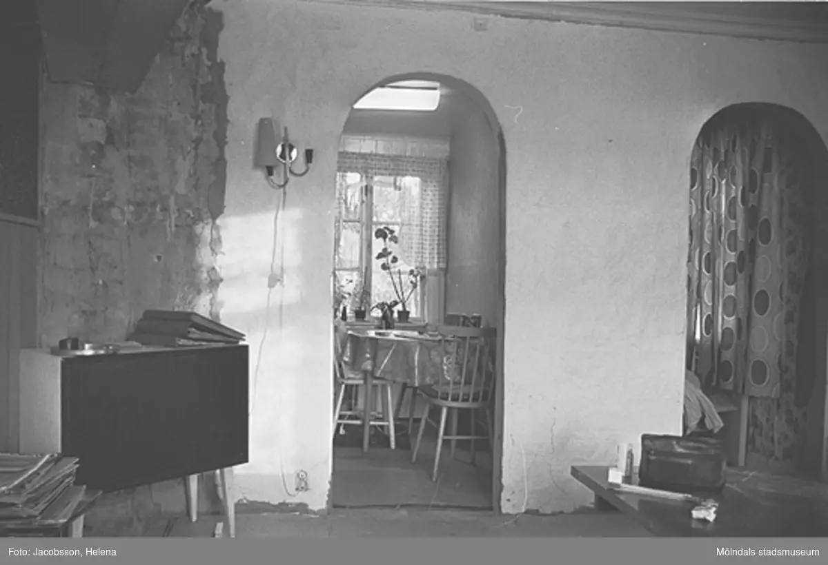 Interiör i bostadshus på Roten M 33 i Mölndals Kvarnby, 1972.

Mellanrumsliga valv för dörrar.