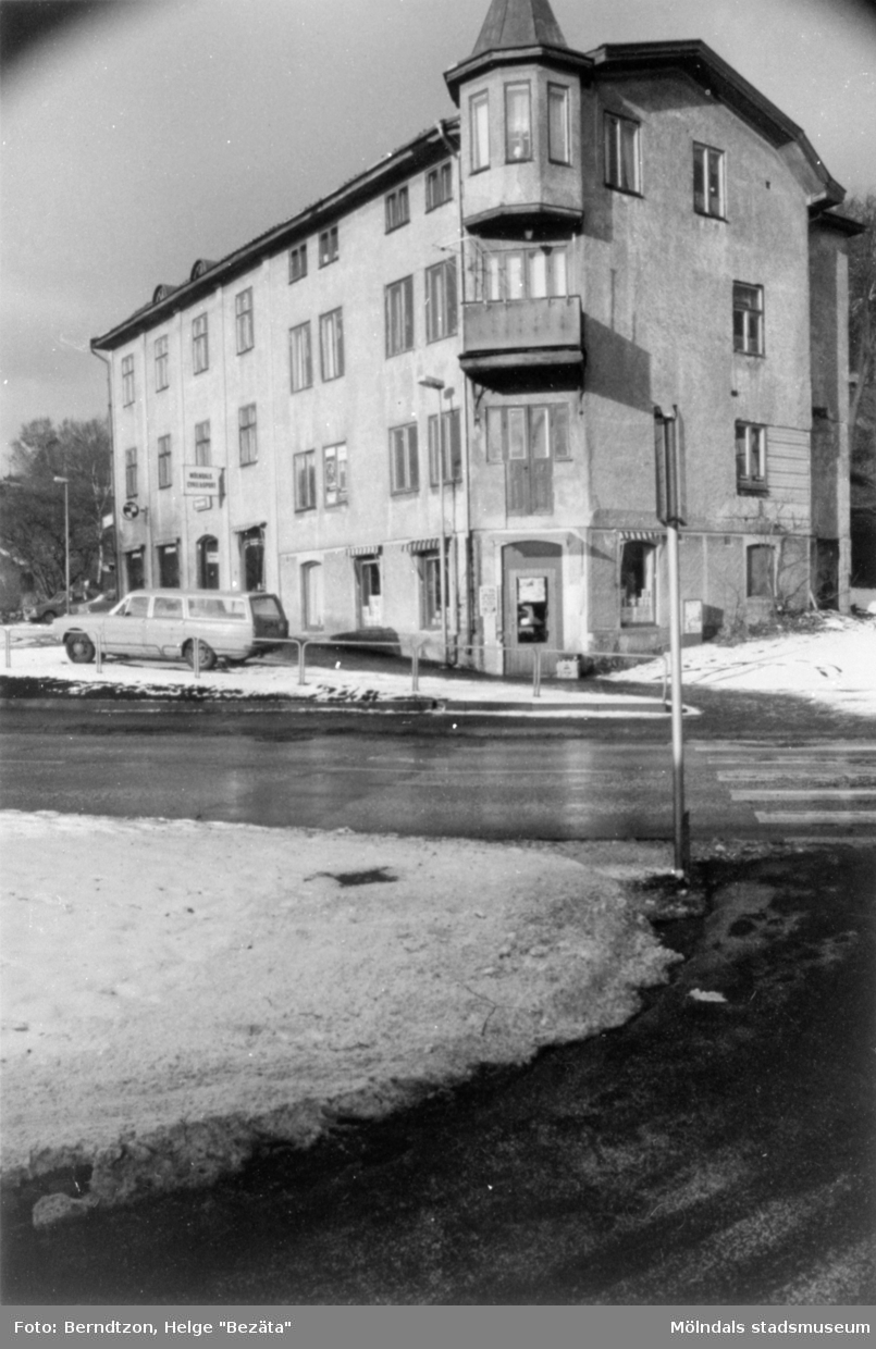 Byggnad vid Trädgårdsgatan utanför Papyrus port, 1980-tal. I huset fanns Rasmussons speceriaffär och där bodde Dr Malmström. Huset revs i juni 1987.