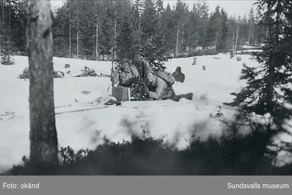 "Baggböle skyttefelt om vintern 1945. Troppens bombekaster i virksomhet." (Bildtext i fotoalbum. Ägare Emil Tessem, Steinkjer.)