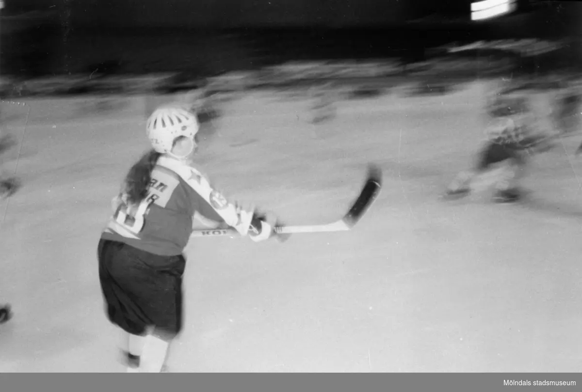 Inga-Lill Lipovsék spelar ishockey i Mölndal, 1970 - 80-tal. Inga-Lill bodde på Stretereds vårdhem från två års ålder tills hon blev vuxen.