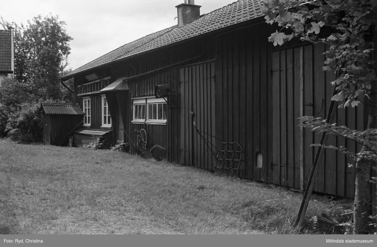 Utsidan av snickeriverkstaden vid Skräppholmen 2:13 i Lindome, 1991.